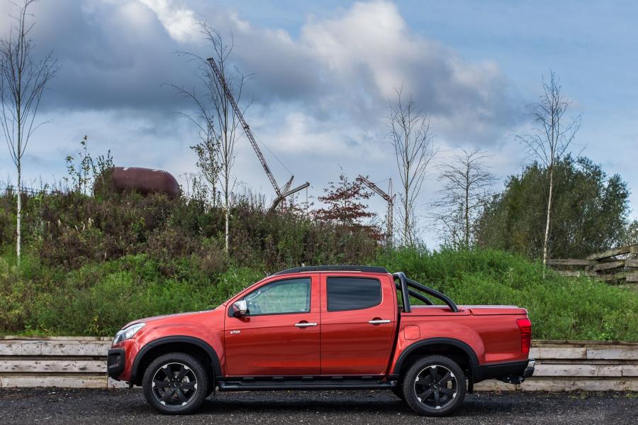  Isuzu D-Max Katana 2015 года  (фото 11 из 15)